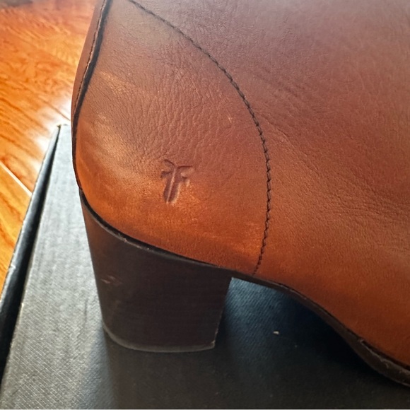 PRICE TO SELL🎉🎉 FRYE Carly Zip Chelsea Ankle Boots EUC whiskey brown sz 7 - Picture 5 of 7